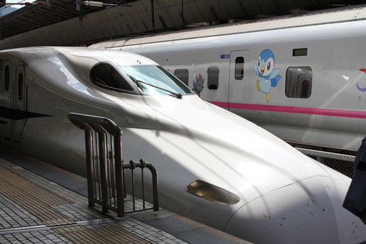 Shinkansen: Looking like a dragon with splattered bug on the front